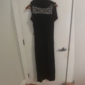 Elegant Black Sleeveless Dress with Geometric Pattern